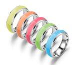 Anello in Acciaio Inossidabile Incandescente che Brilla nel Buio